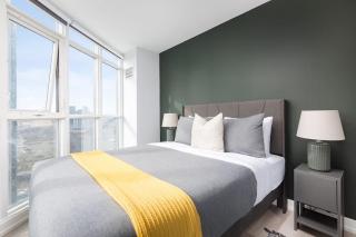 Skyline Dreams Floor to-Ceiling Views & King Bed - 4