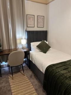 Comfy Stay Near City & Station - Preston - 4