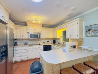 Sunlit Hideaway 3BR 2BA house pool - Little River - 4
