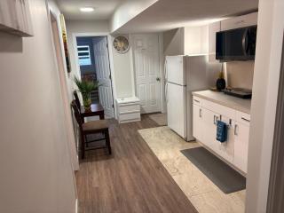 Charm Private Room in Beaumont near YEG Airport with Shared Bathroom and Shared Kitchen - Nisku - 4