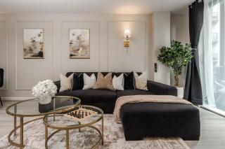 Luxury Liverpool City Centre Apartment with Balcony, Sleeps 8, Near Liverpool ONE and Royal Albert Docks - 4