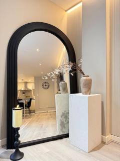 Luxury Liverpool City Centre Apartment with Balcony, Sleeps 8, Near Liverpool ONE and Royal Albert Docks - 2