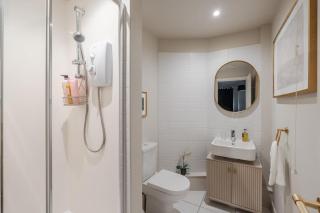 Luxury Liverpool City Centre Apartment with Balcony, Sleeps 8, Near Liverpool ONE and Royal Albert Docks - Liverpool - 1