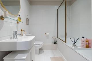 Luxury Liverpool City Centre Apartment with Balcony, Sleeps 8, Near Liverpool ONE and Royal Albert Docks - Liverpool - 3