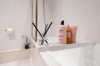 Luxury Liverpool City Centre Apartment with Balcony, Sleeps 8, Near Liverpool ONE and Royal Albert Docks - Liverpool - 4
