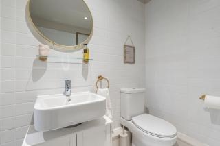 Luxury Liverpool City Centre Apartment with Balcony, Sleeps 8, Near Liverpool ONE and Royal Albert Docks - Liverpool - 6