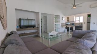 Great location, beautiful gardens and pool - 8
