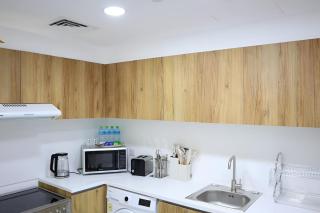 Charming 3BR Oasis in Masdar City - Pool, Private Parking & Near Masdar Park - 6