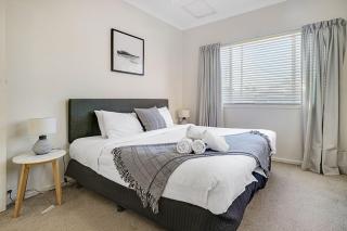 Lake Front Home Relax Unwind - Budgewoi - 2