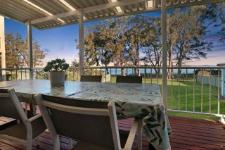 Lake Front Home Relax Unwind - Budgewoi - 3