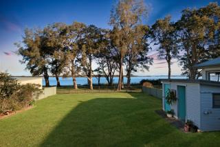 Lake Front Home Relax Unwind - Budgewoi - 8