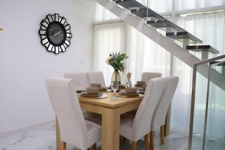 Charming 3BR Oasis in Masdar City - Pool, Private Parking & Near Masdar Park - 4