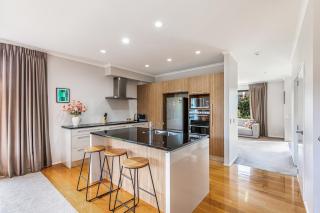 Comfy 4BR Home w Mt Wellington View Zodiak Stays - 8