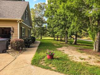 Lakefront Retreat with Pool, Game Room & Private Pier - - 2