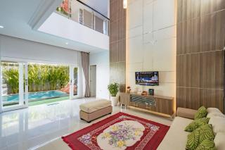 Casa Raya 4BR Villa in Kuta - 1