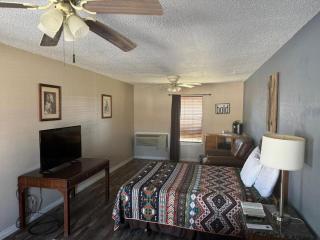 Four Horsemen Motel - Pilot Point - 8