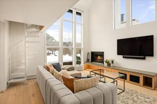 Top Floor Modern Ski-in & Out 3 BR Views - 2