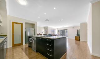 Entire 4 bedroom house in Werrribee, Australia - Werribee - 0