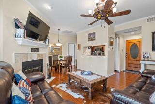 Texas Ranch Retro Escape 2BR 2BA, Walk to UT, Moody - Austin - 2