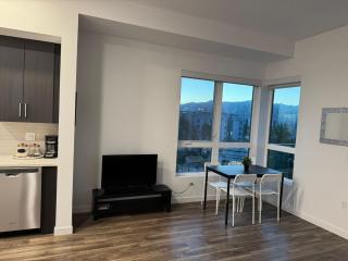 Vine & Sunset Loft Free Parking and WIFI - 8