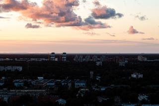 Skyline Penthouse with Sunset Views, Jacuzzi & Free Parking - Riga - 3