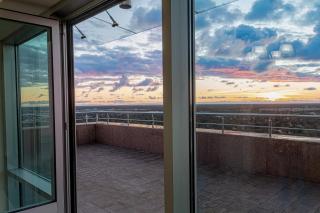Skyline Penthouse with Sunset Views, Jacuzzi & Free Parking - Riga - 5