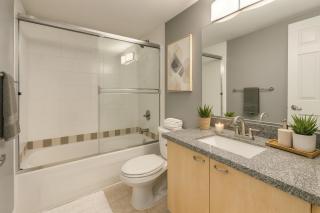 Elegant 2 Bedroom Condo Steps from Coal Harbour Marina - Vancouver - 1