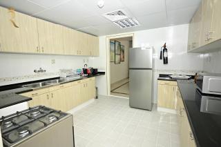 Serene 3BR Splendor Retreat - Elegant Stay Near Corniche Beach & Heritage Park - 8