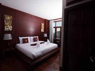 Manorom Chateau Hotel - 1