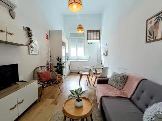 Tourist loft, 6 metro stops to center, AC & 2BR & WiFi - 7