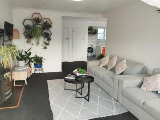 3-Bedrooms Home near Hospital& Airport - Palmerston North - 1