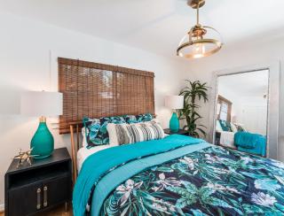 Sandy Pants - Designer Beach Chic Home Steps to Beach Backyard Oasis w Heated Pool - Anna Maria - 8