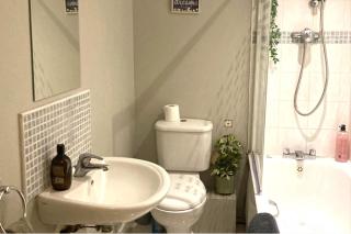 City Apartment - Sleeps 4 & Free Parking - 9