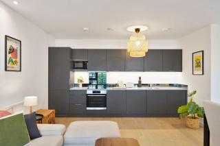 NEW Modern 2-Bed Riverside Flat with Balcony SW11 - London - 2