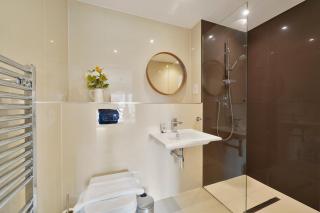 NEW Modern 2-Bed Riverside Flat with Balcony SW11 - London - 1