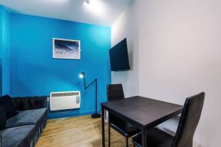 Modern 2 Bed Flat Near Wigan Centre by Eason Stays, ideal for Weekend Getaways & Business Travellers with Free Parking! - Wigan - 5