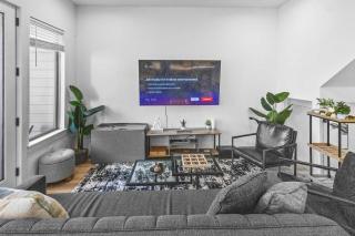 Modern 3BR Townhome Gated Sleeps 10 Parking - 9
