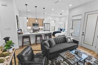 Modern 3BR Townhome Gated Sleeps 10 Parking - 7