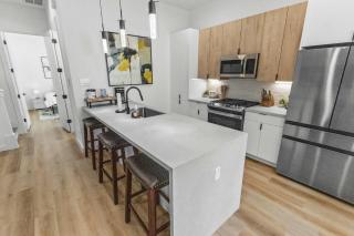 Modern 3BR Townhome Gated Sleeps 10 Parking - 6