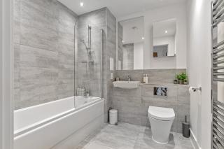 MODERN & SPACIOUS AIRPORT APARTMENT, Free Parking, Juliet Balcony and Super King Bed - Luton - 5