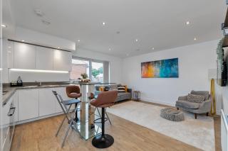 MODERN & SPACIOUS AIRPORT APARTMENT, Free Parking, Juliet Balcony and Super King Bed - Luton - 8