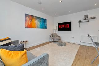 MODERN & SPACIOUS AIRPORT APARTMENT, Free Parking, Juliet Balcony and Super King Bed - Luton - 2