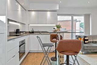 MODERN & SPACIOUS AIRPORT APARTMENT, Free Parking, Juliet Balcony and Super King Bed - Luton - 3