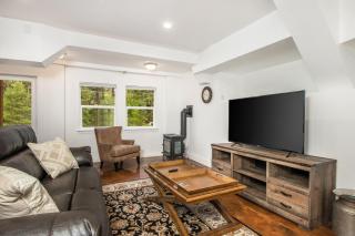 Captivating 1 BR Chalet Hideaway Prime Location - 5