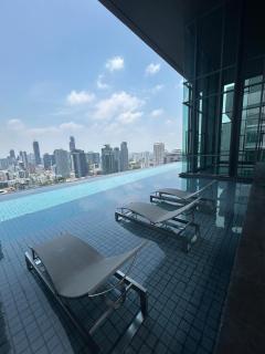 1BR Thonglor BTS InfinityPool overlooking city - 8