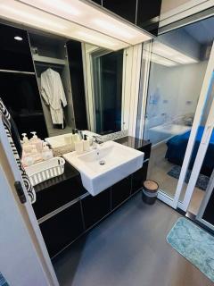 1BR Thonglor BTS InfinityPool overlooking city - 3