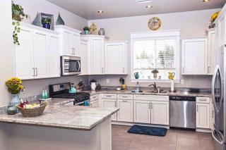Cottons Cabin Forest Views Near Downtown Backyard with Firepit Grill Family-Friendly - 7