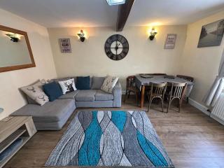 Llanidloes Townhouse-pet-friendly-sleeps 7-Mid Wales - Llanidloes - 3