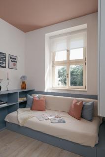 Cute designer little home near Castle! Backyard! - 6