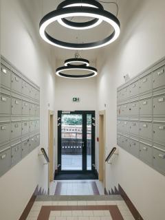 Cute designer little home near Castle! Backyard! - 3